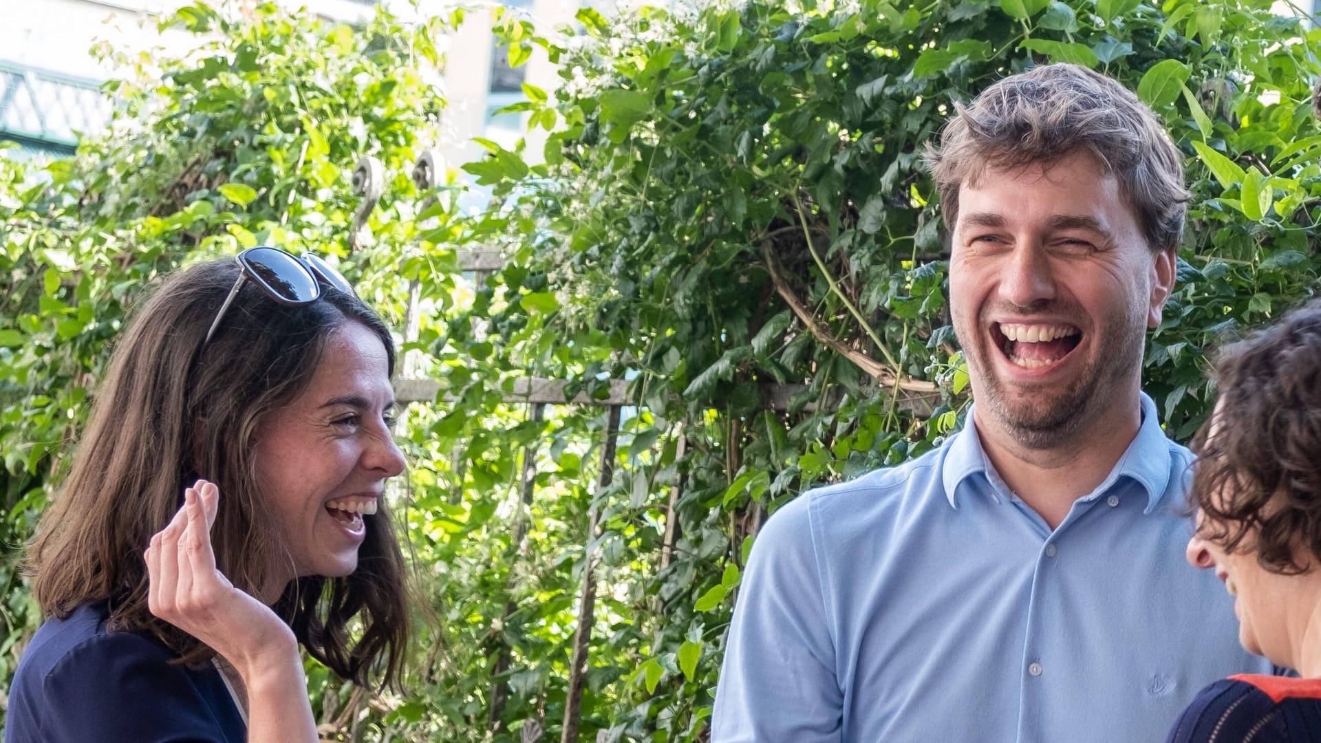 Da waren sie noch keine Rivalen: Julia Schneider (links) und Stefan Gelbhaar beim Straßenwahlkampf. (Archivfoto)