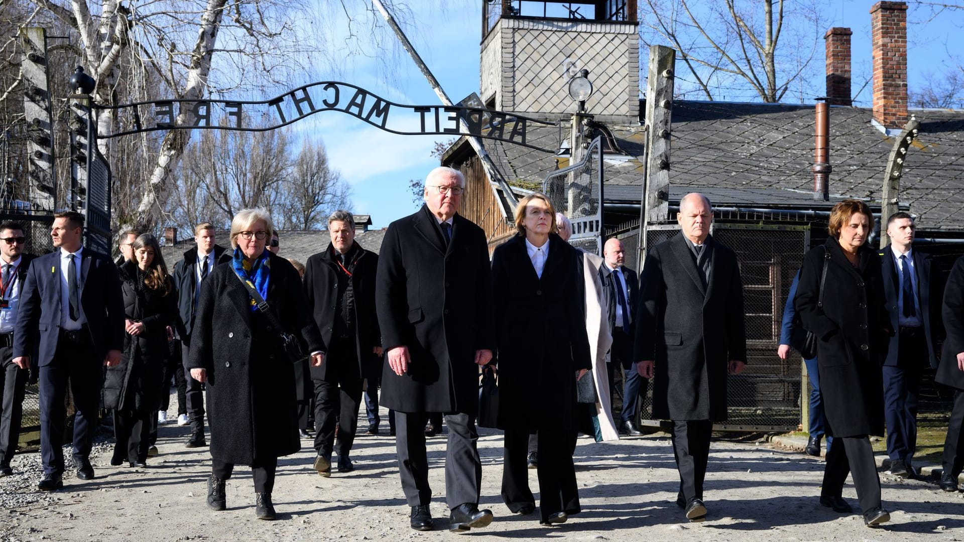 Gedenkstätte Auschwitz: Bundespräsident Frank-Walter Steinmeier und Bundeskanzler Olaf Scholz reisten zur Gedenkfeier.