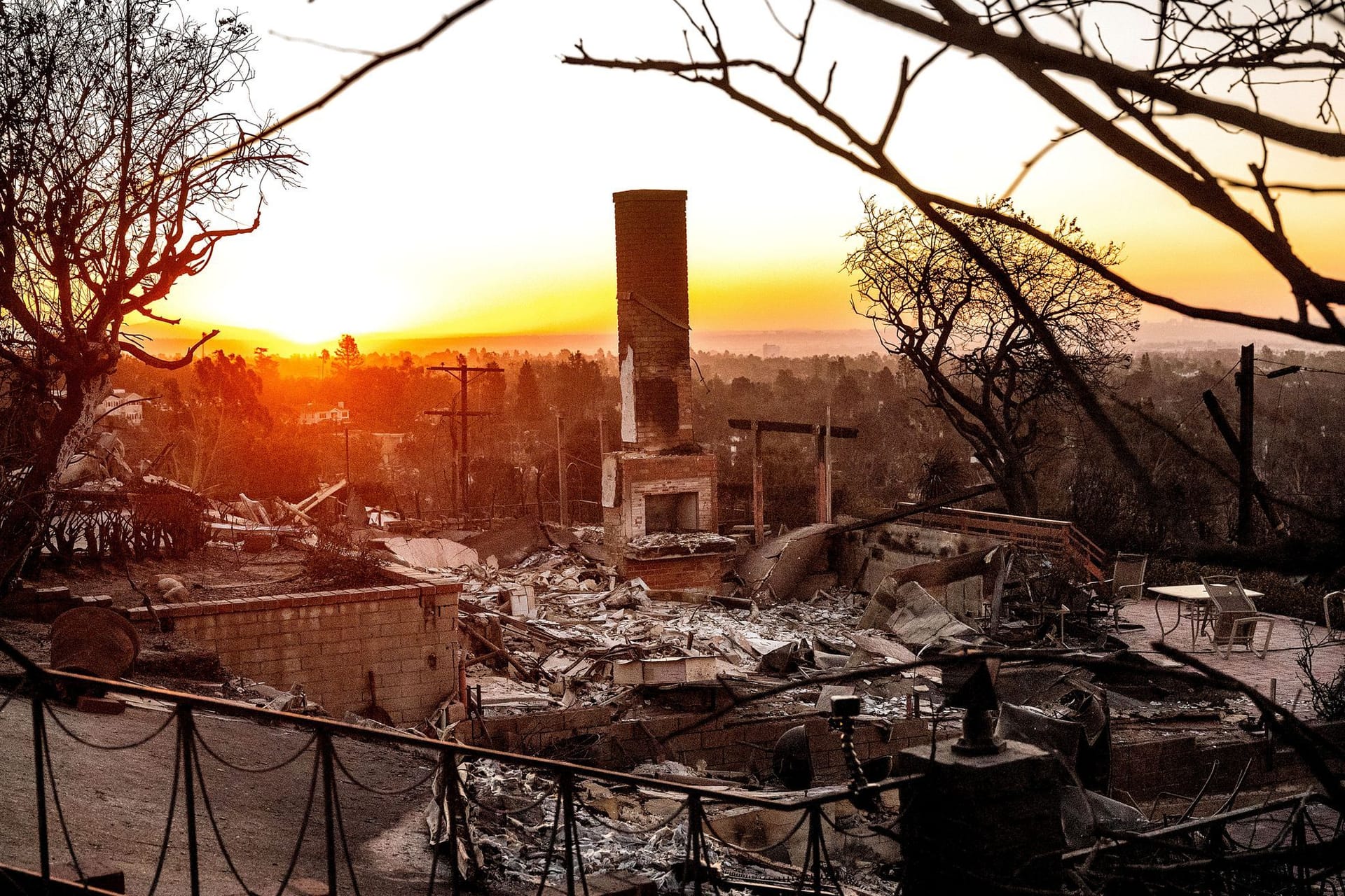 Los Angeles: Die Sonne geht hinter einem durch das Feuer zerstörten Haus in der Gemeinde Pacific Palisades auf.