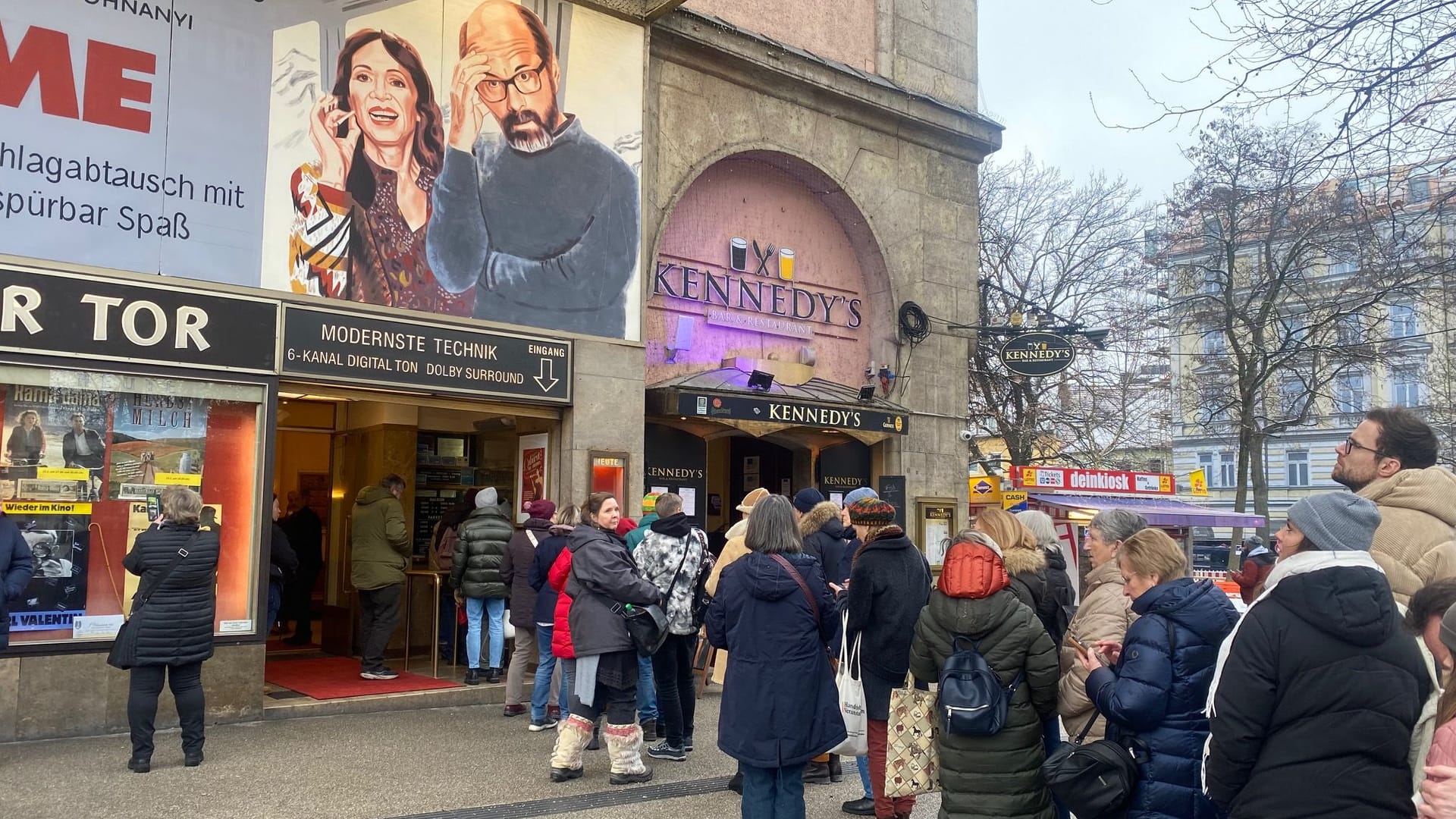 Die Schlange vor dem Filmtheater Sendlinger Tor ist am letzten Tag vor der Schließung sehr lang.