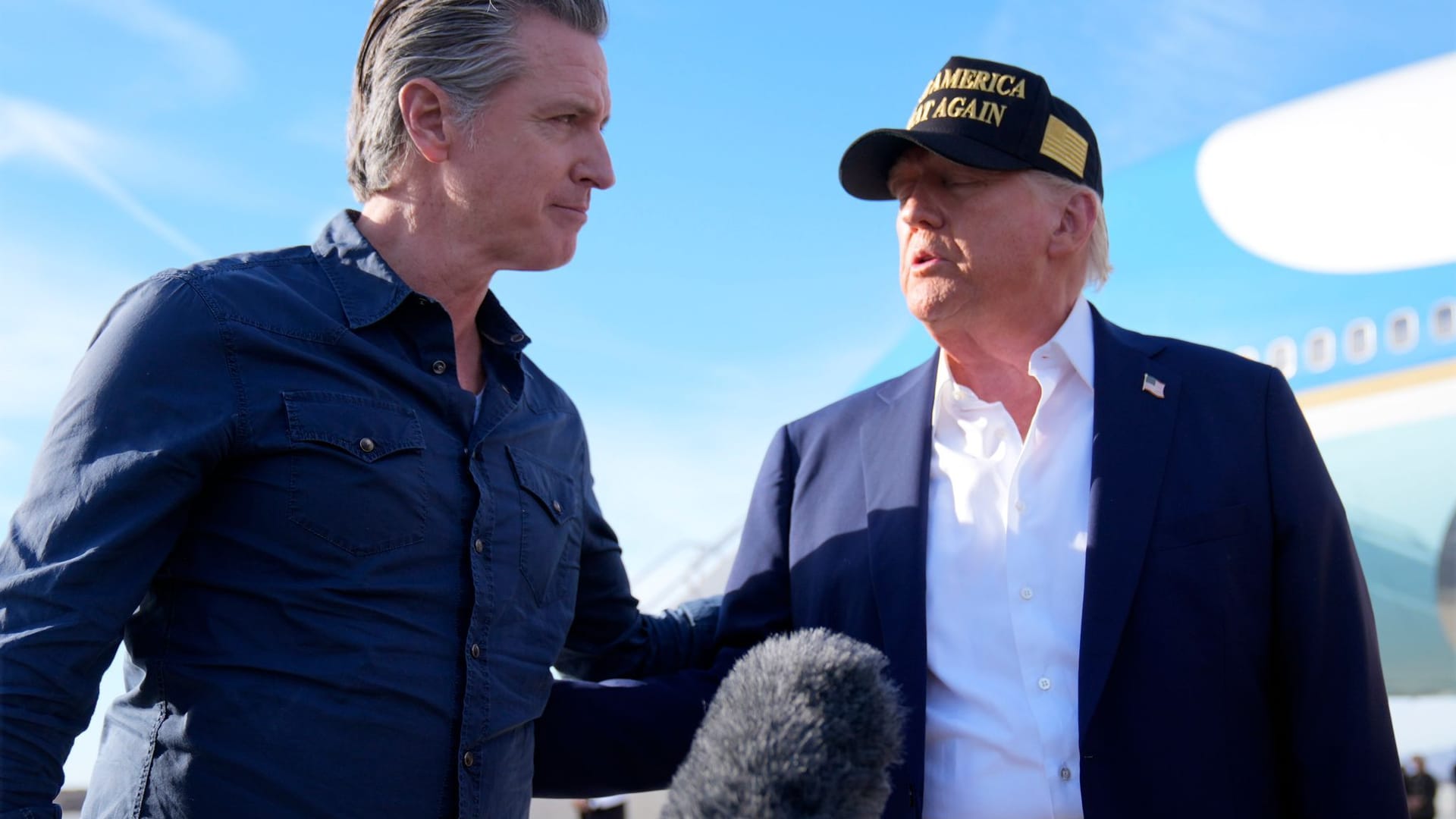 US-Präsident Donald Trump (r) spricht mit dem kalifornischen Gouverneur Gavin Newsom nach der Ankunft mit der Air Force One auf dem Los Angeles International Airport.