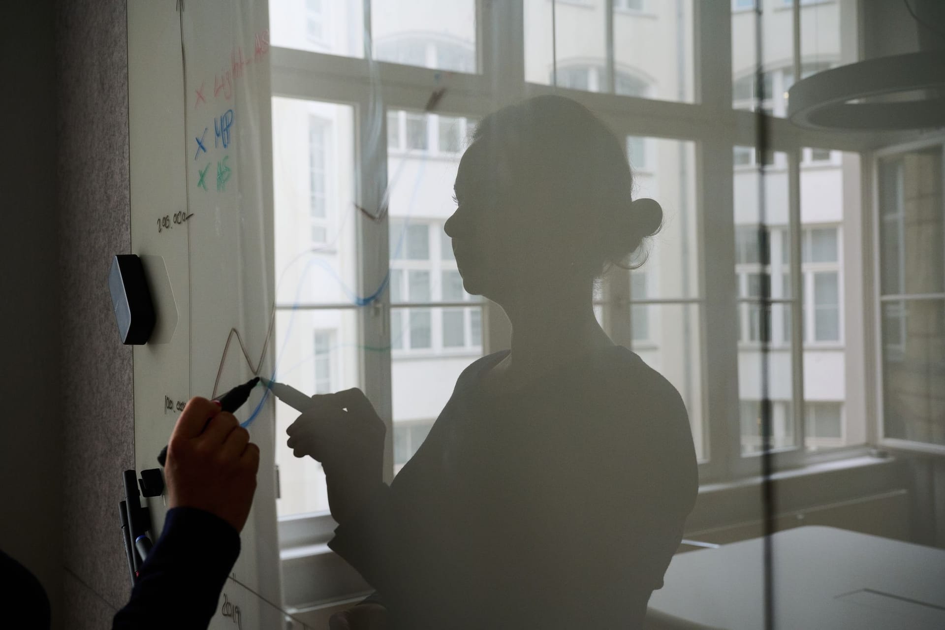 Eine Frau am Whiteboard