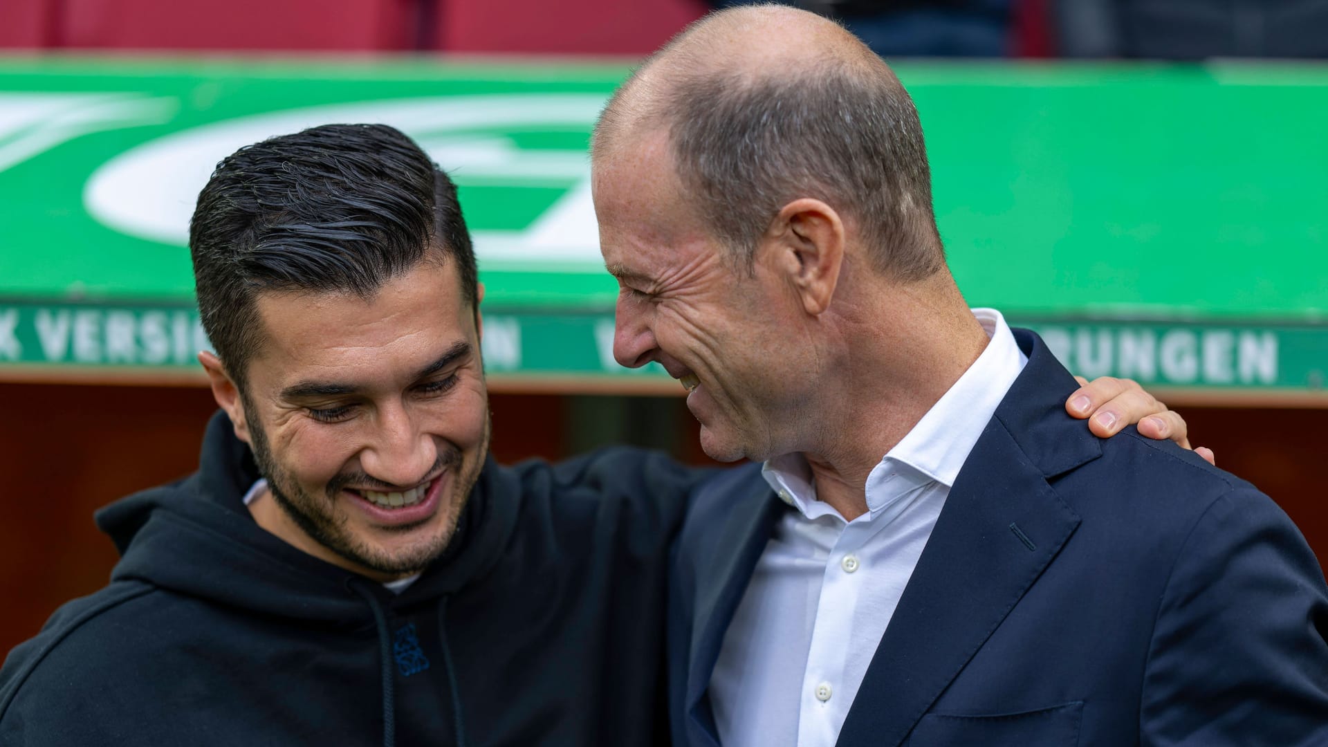 Jess Thorup (r.) neben Nuri Şahin: Der Augsburger Trainer hat mit seinem Team nur eines der vergangenen sieben Bundesliga-Spiele gewonnen.