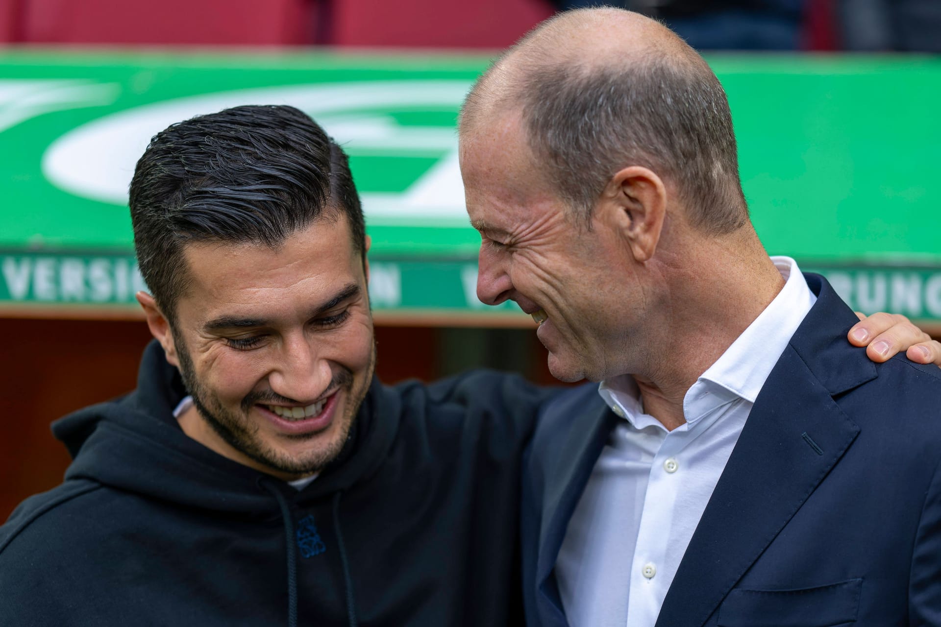 Jess Thorup (r.) neben Nuri Şahin: Der Augsburger Trainer hat mit seinem Team nur eines der vergangenen sieben Bundesliga-Spiele gewonnen.