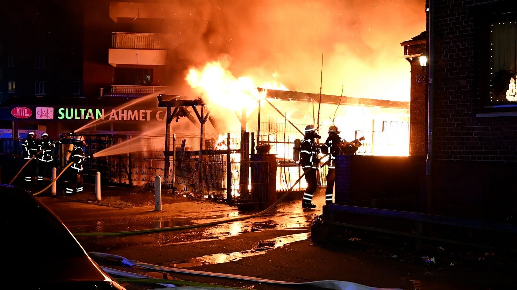 Hamburg Billstedt - Schuppenbrand an Moschee sorgt für Großeinsatz