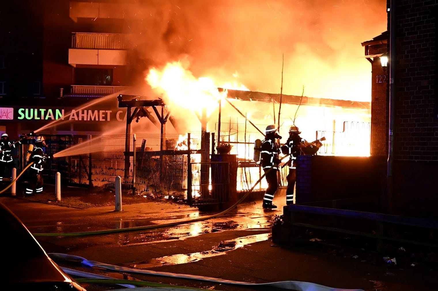 Hamburg Billstedt - Schuppenbrand an Moschee sorgt für Großeinsatz