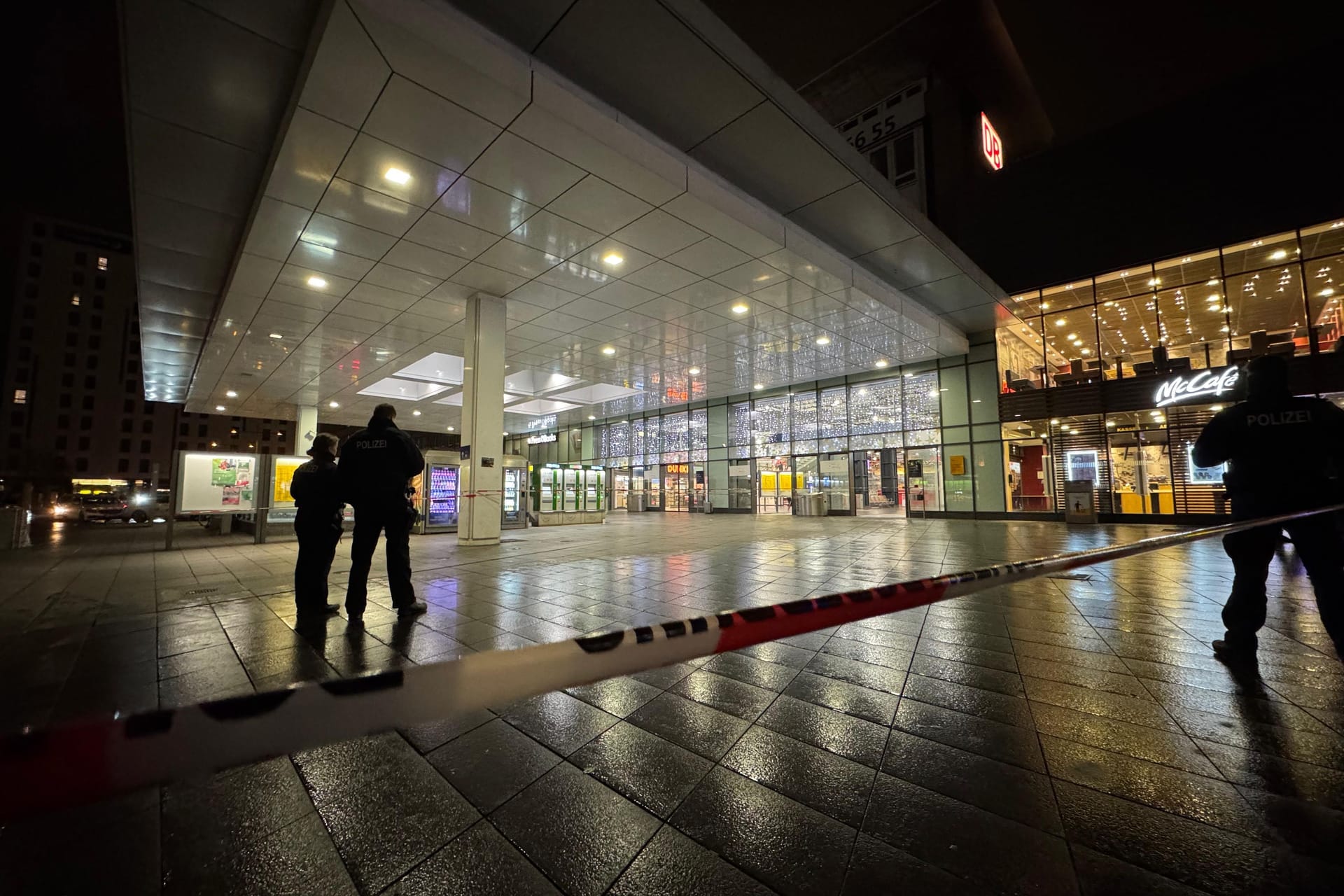 In einem Radius von 25 Meter wurde der Bereich um den Koffer am Hauptbahnhof abgesperrt.