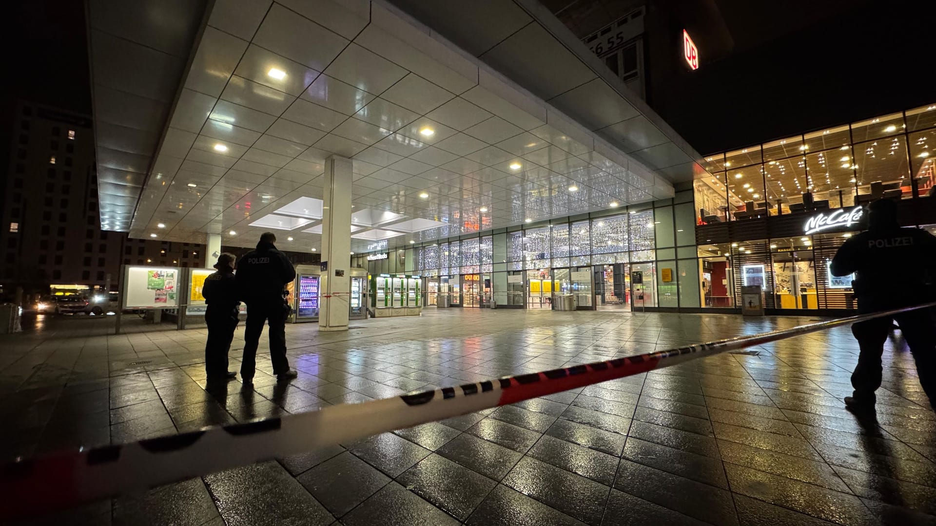 In einem Radius von 25 Meter wurde der Bereich um den Koffer am Hauptbahnhof abgesperrt.