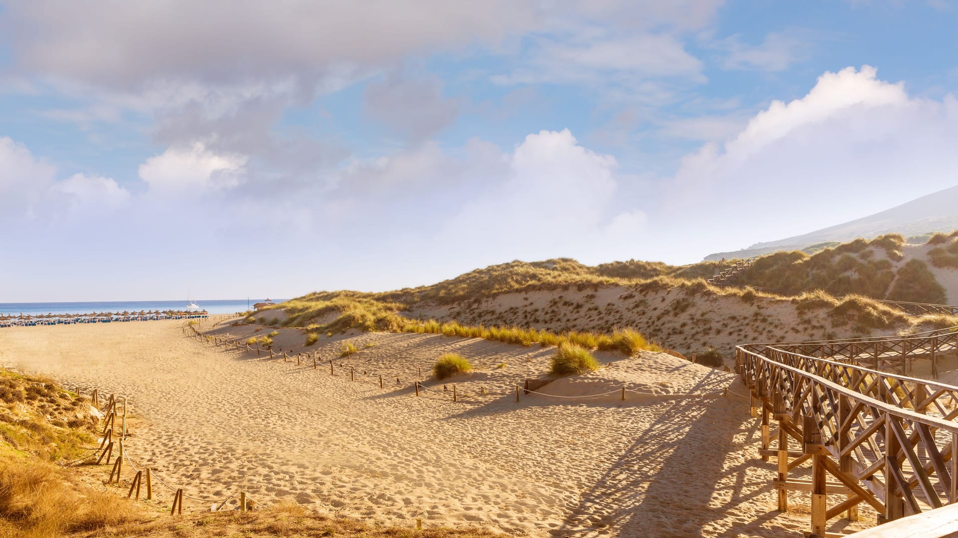 Der Naturstrand Cala Mesquida und seine Dünen können eigentlich auf einem Holzsteg begangen werden. Er ist allerdings kaputt und seit mehr als einem Jahr gesperrt.