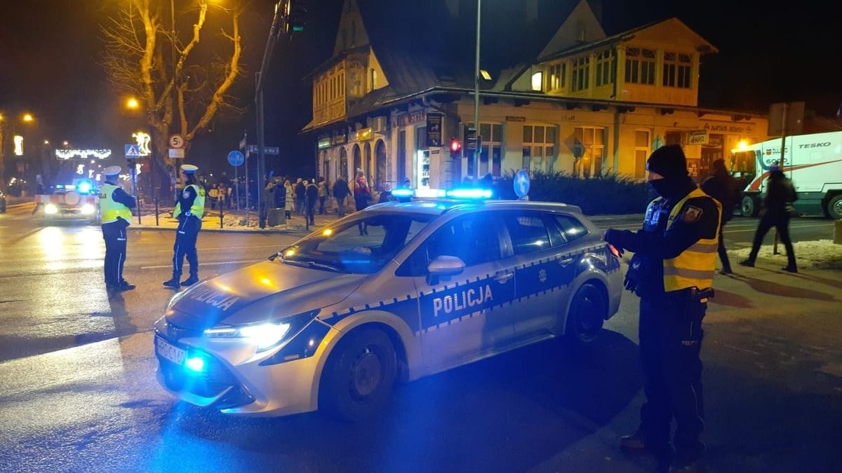 Polizisten beim Silvestereinsatz in Zakopane: Die Beamten mussten vor allem die Sicherheit der feiernden Bewohner und Touristen sicherstellen.