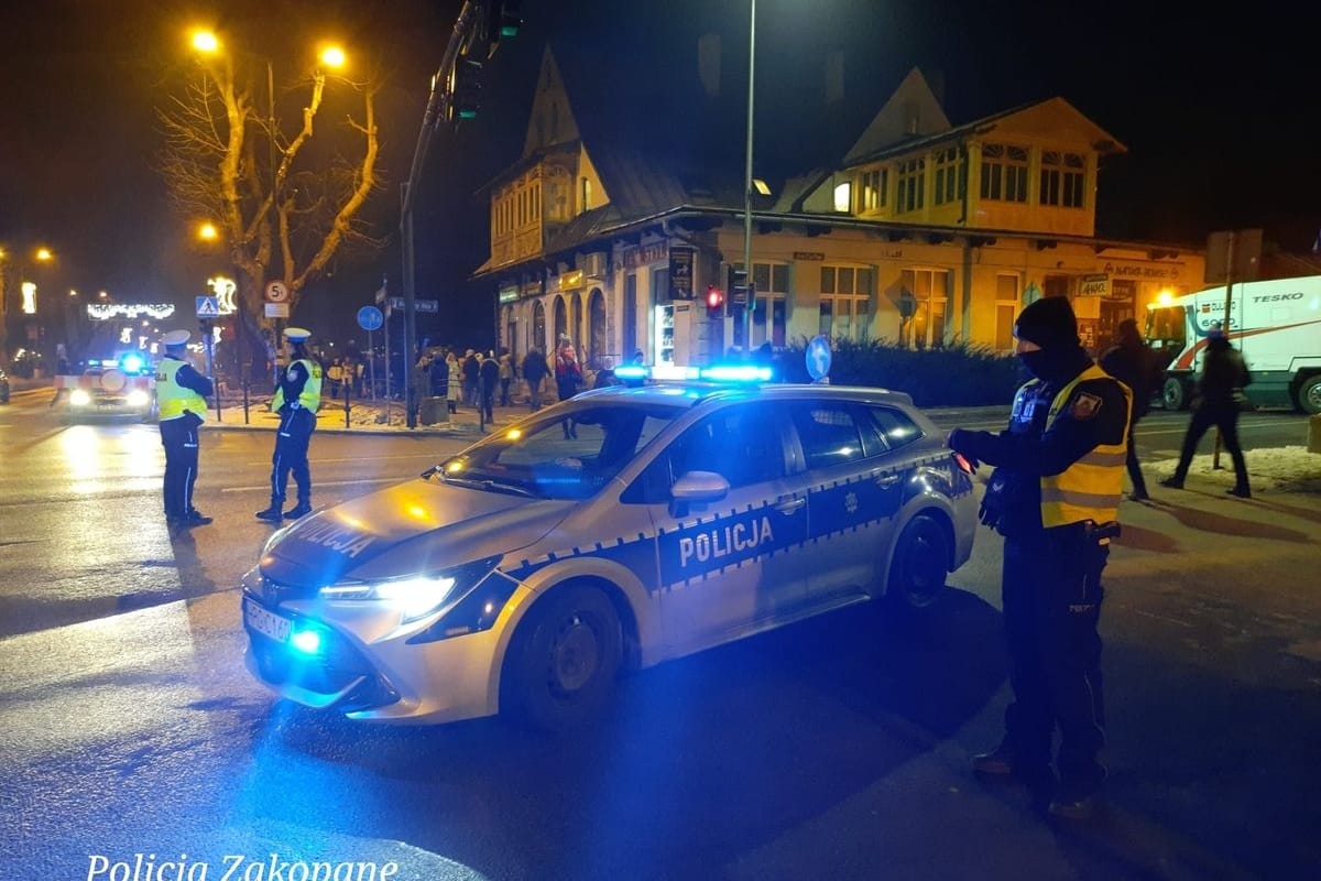 Polizisten beim Silvestereinsatz in Zakopane: Die Beamten mussten vor allem die Sicherheit der feiernden Bewohner und Touristen sicherstellen.