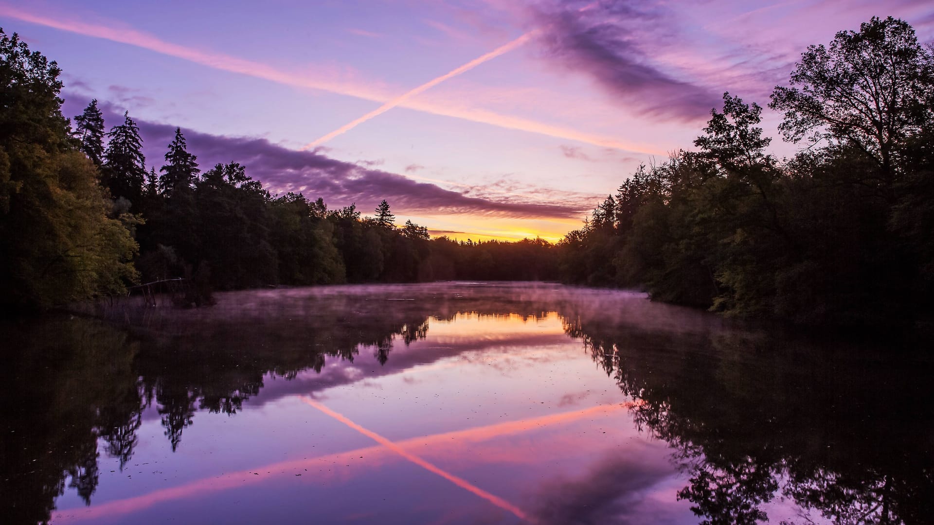 Der Bärensee im Morgenrot: Mit dem Rollstuhl oder mit Kinderwägen hat man hier leichtes Fortkommen.