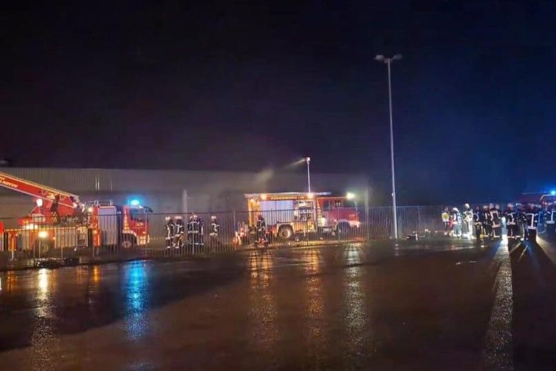 Die Feuerwehr beim ersten Brand in der Matratzenfabrik: