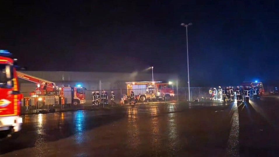 Die Feuerwehr beim ersten Brand in der Matratzenfabrik: