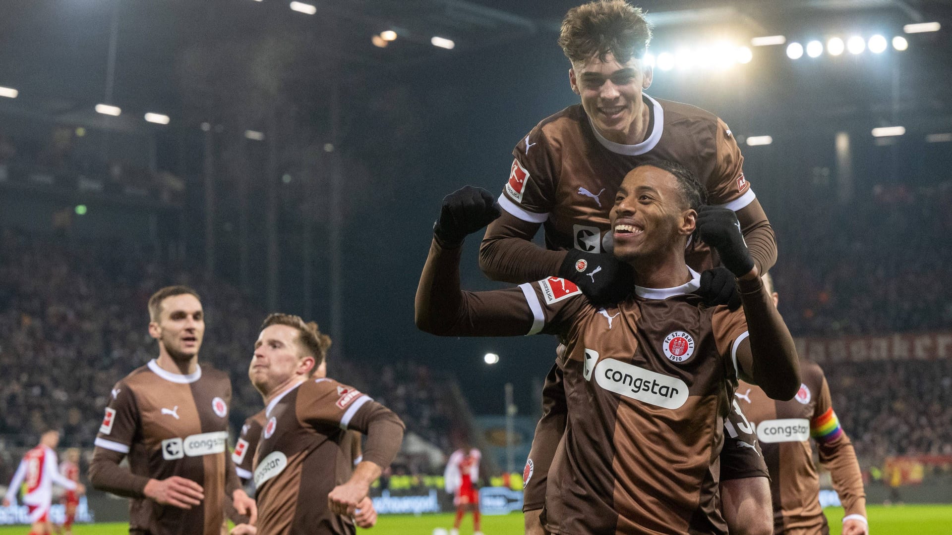 Party am Millerntor: St. Paulis Spieler feiern das Tor zum 1:0.