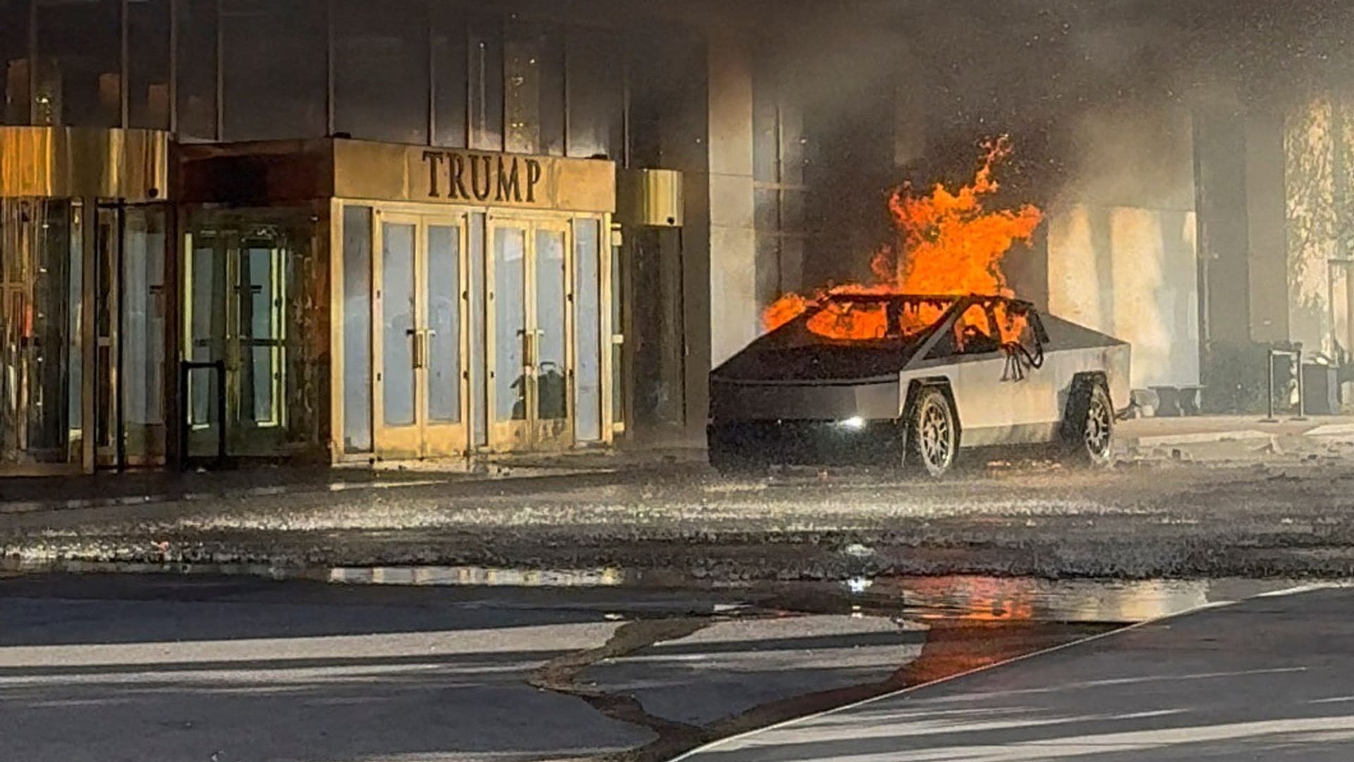 Ein brennender Cybertruck steht vor dem Eingang des Trump-Hotels: Zuvor hatte es eine Explosion gegeben.