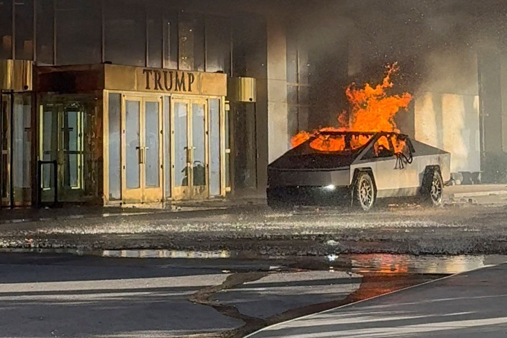 Ein brennender Cybertruck steht vor dem Eingang des Trump-Hotels: Zuvor hatte es eine Explosion gegeben.