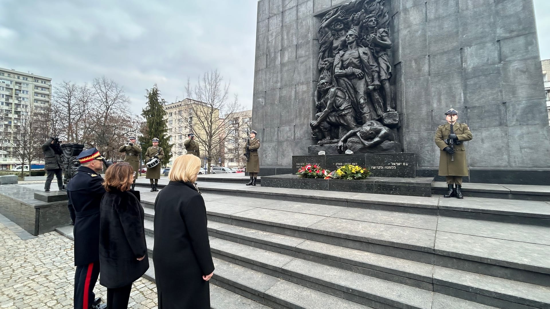 Rehlinger (r.) mit ihrer polnischen Amtskollegin, Marschallin Małgorzata Kidawa-Błońskal, am Denkmal für die Helden des Ghettos in Warschau.