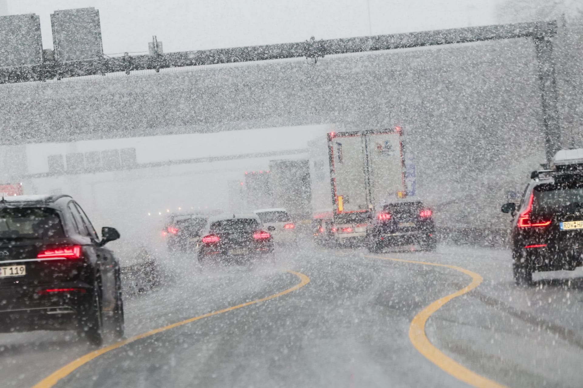 Schneefall auf der Autobahn (Archivbild): Die Glätte führte zu mehreren Unfällen.