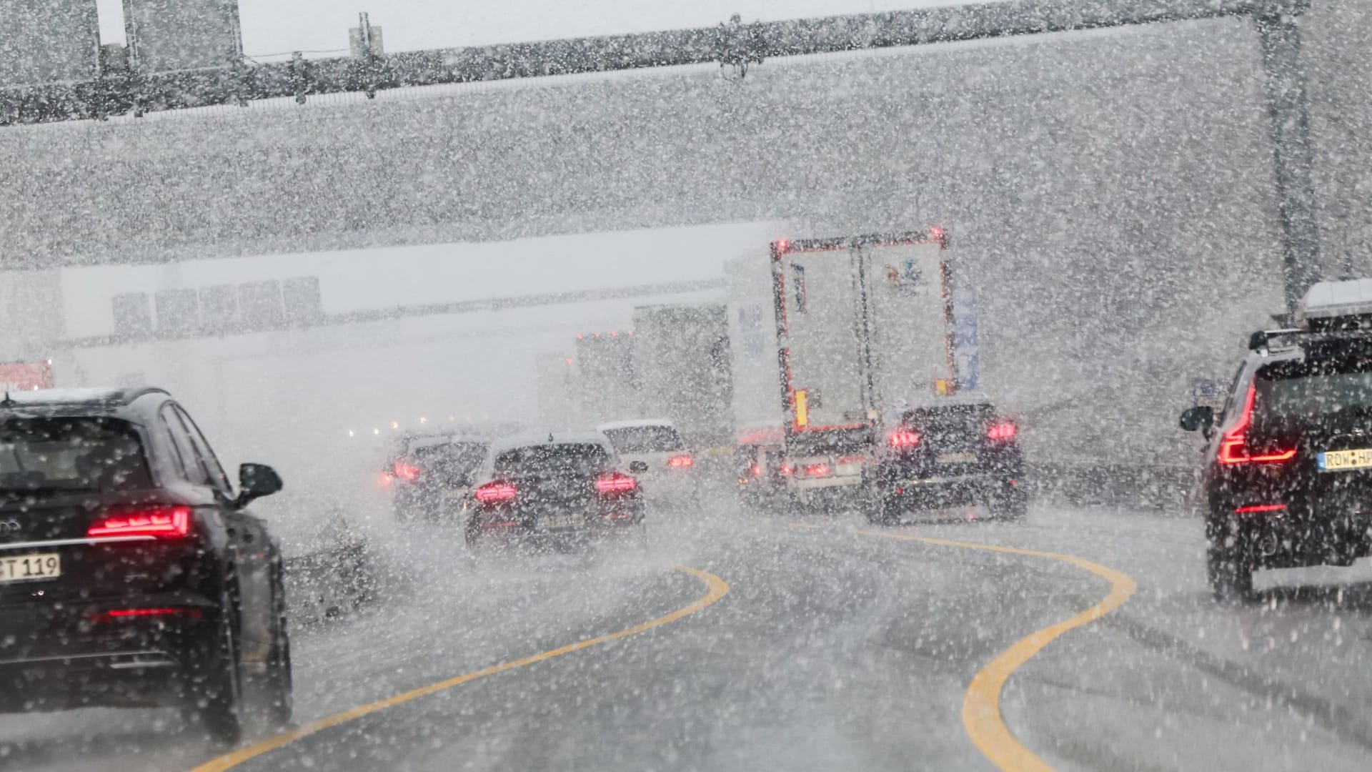 Schneefall auf der Autobahn (Archivbild): Die Glätte führte zu mehreren Unfällen.