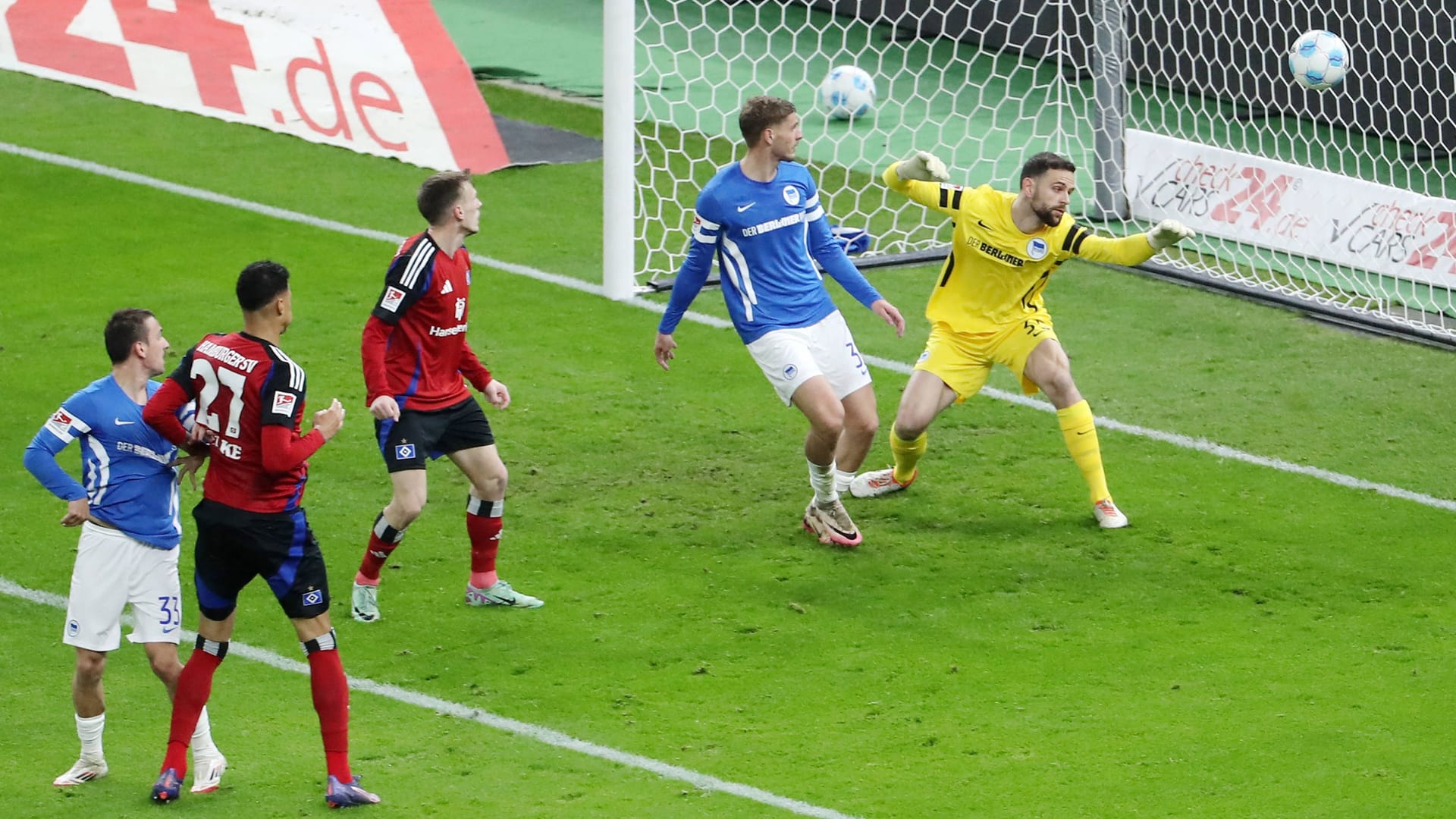 Die Führung für den HSV: Davie Selke (unten) trifft per Kopf gegen Hertha BSC.