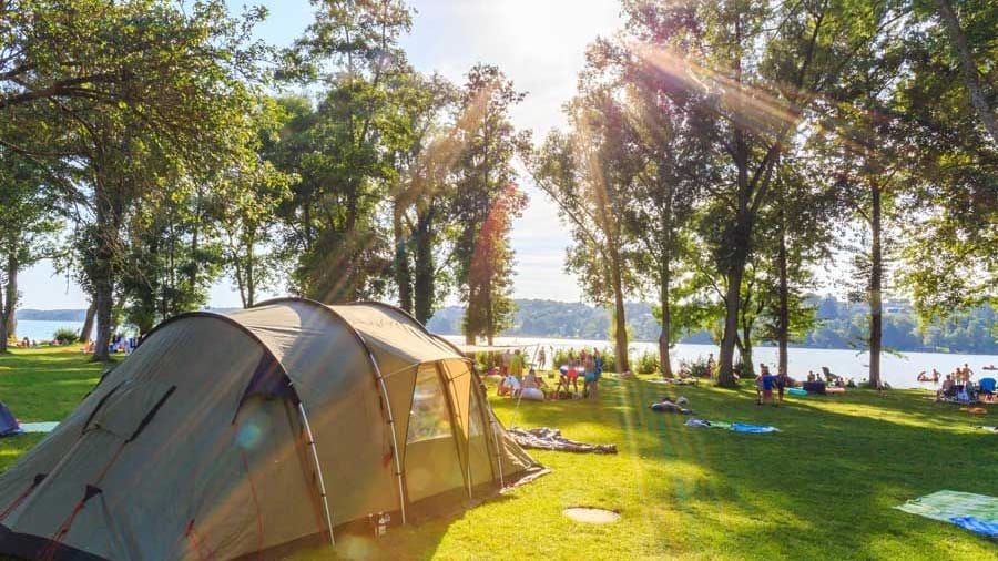 Aus dem Zelt direkt in den See: Das geht auf dem Campingplatz am Pilsensee.