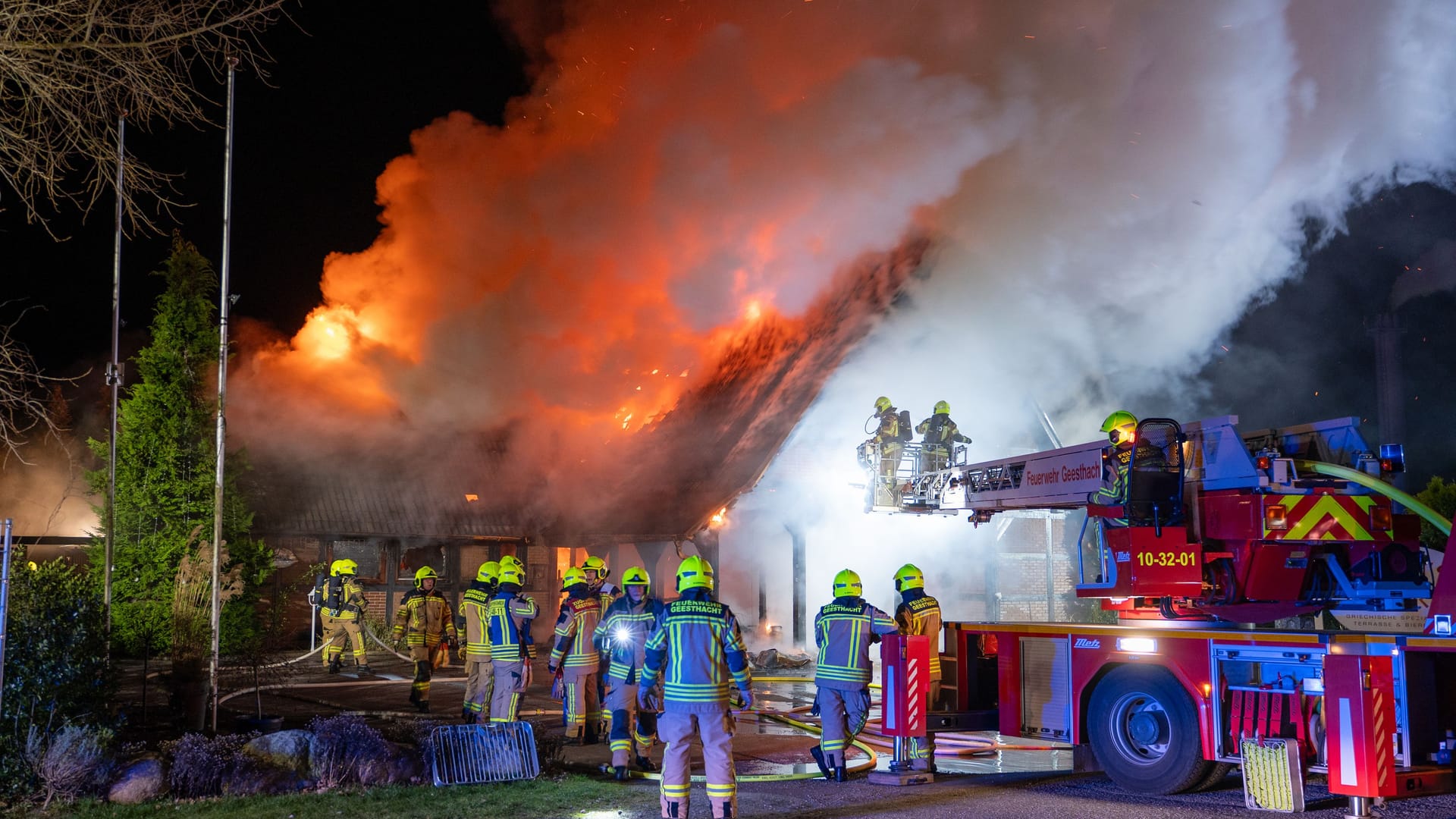 Flammen am frühen Donnerstagmorgen in Geesthacht.