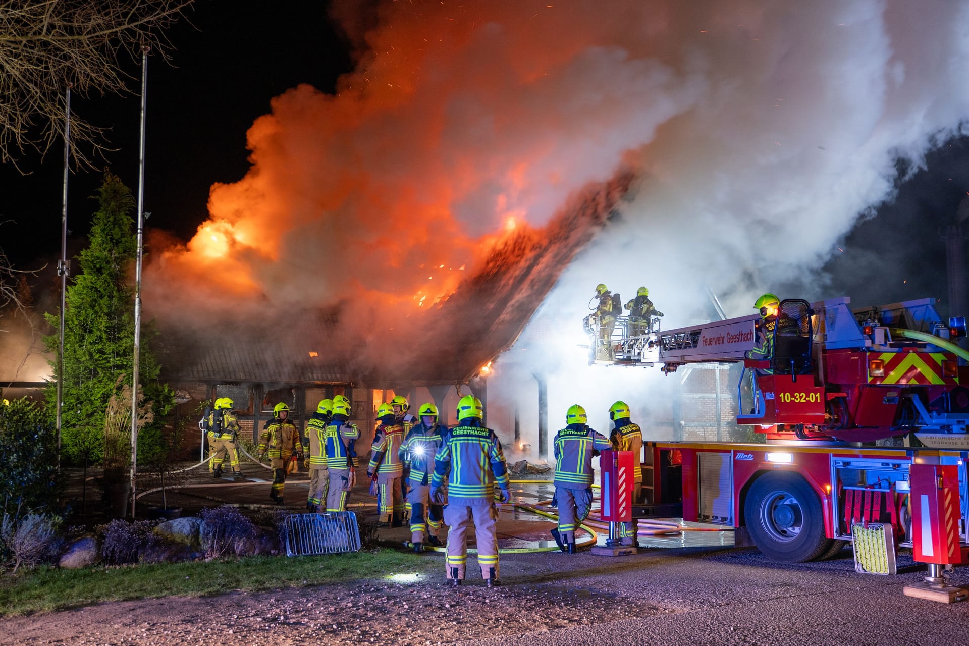 Flammen am frühen Donnerstagmorgen in Geesthacht.