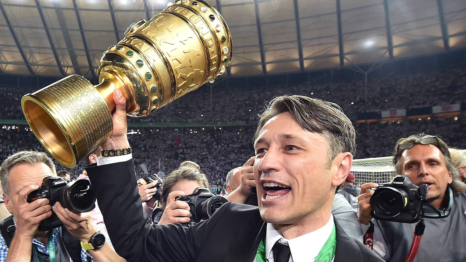 Niko Kovač 2018 mit dem DFB-Pokal als Trainer von Eintracht Frankfurt.