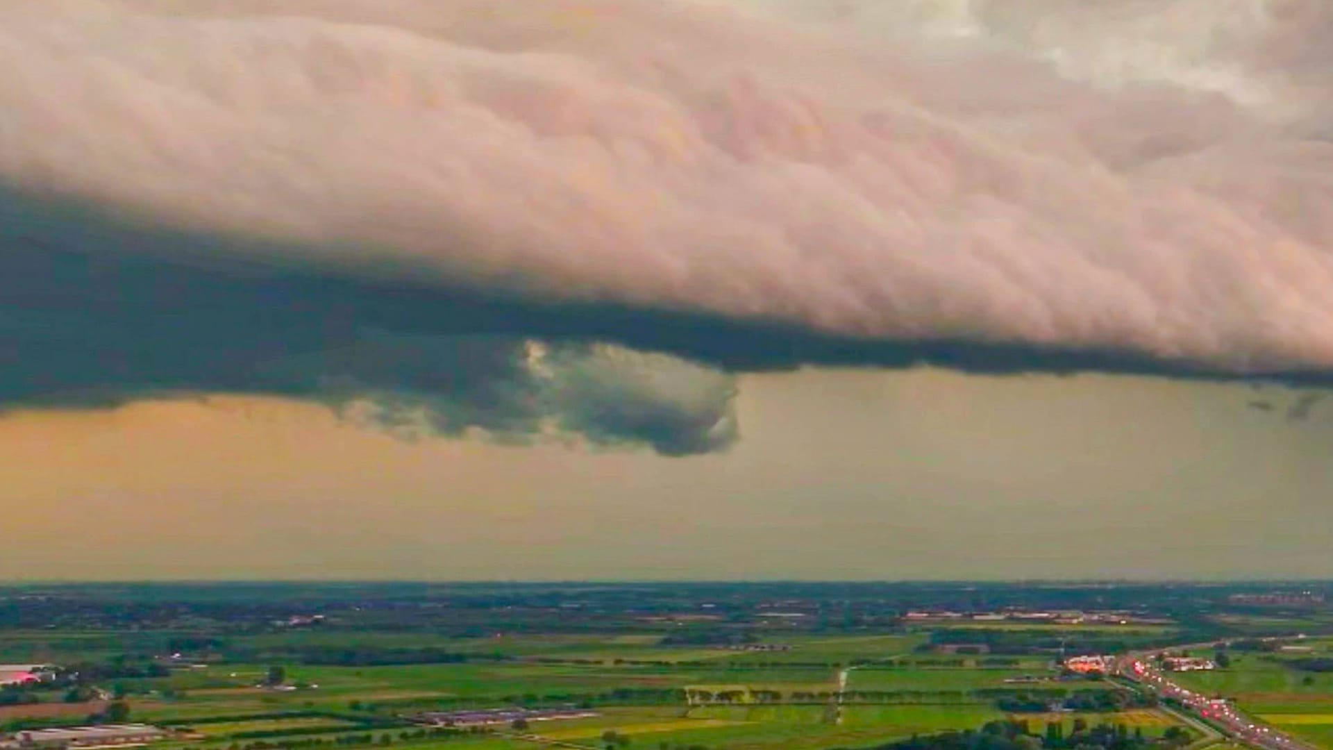 Gewitterwolke über einem Landstrich (Symbolfoto): Am Freitag wird ein Sturm im Ruhrgebiet erwartet.