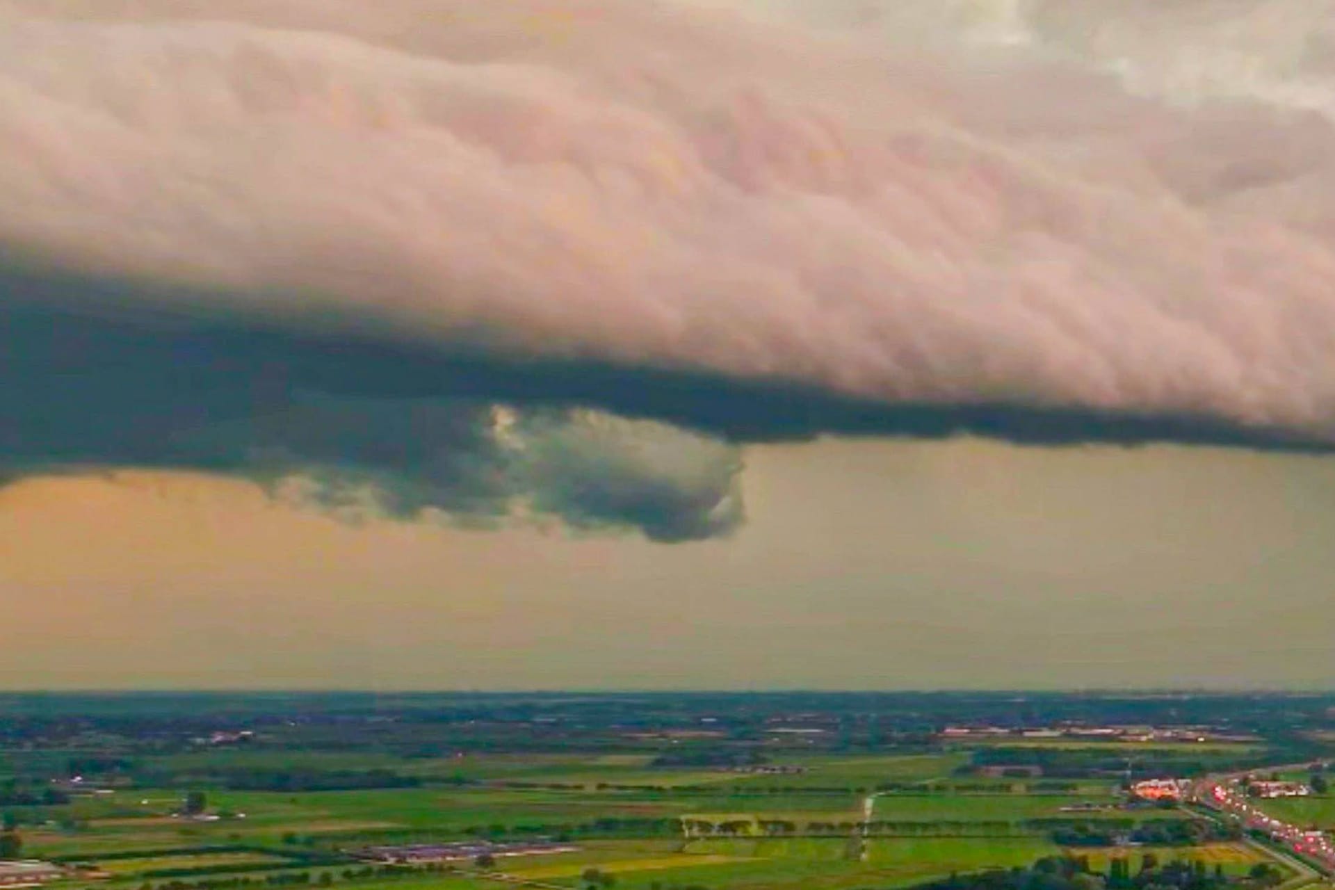 Gewitterwolke über einem Landstrich (Symbolfoto): Am Freitag wird ein Sturm im Ruhrgebiet erwartet.