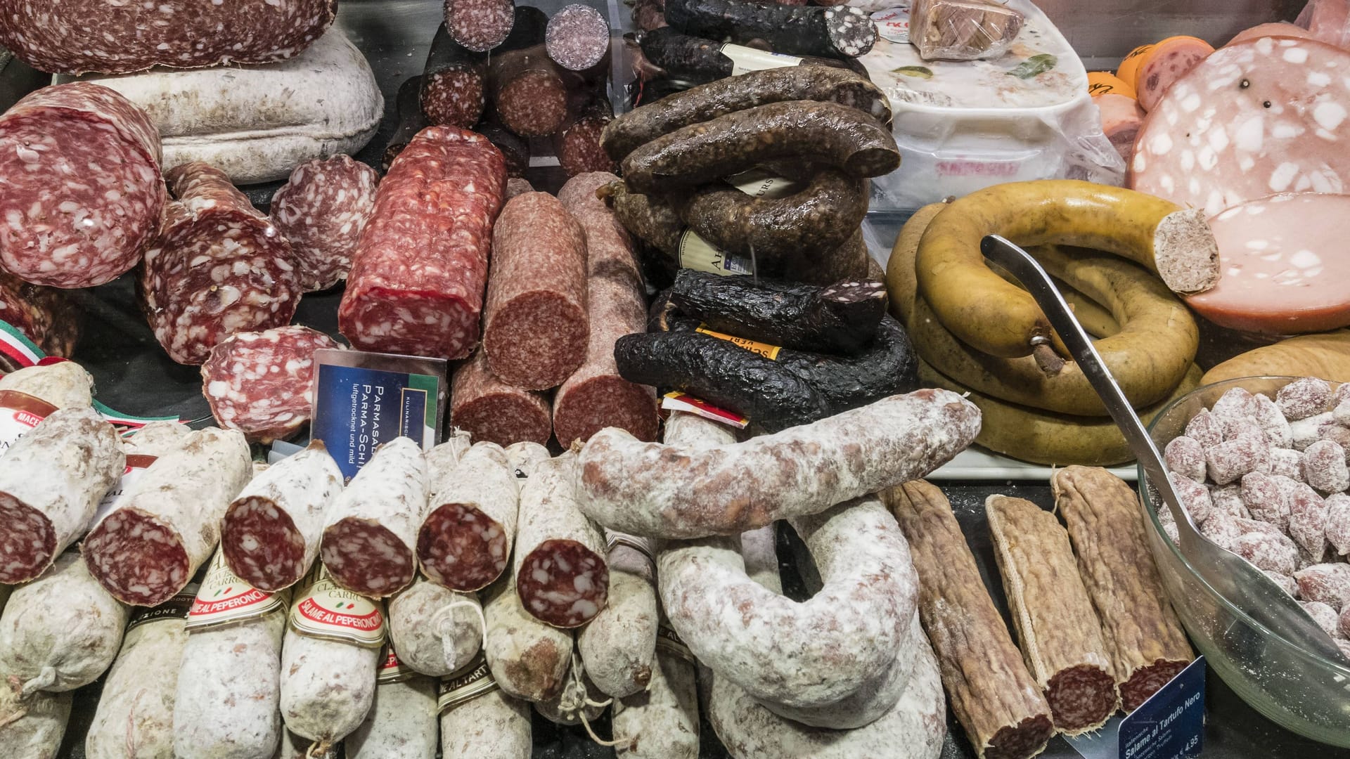 Fleischauslage in einem Supermarkt (Symbolfoto): Eine Nürnberger Wurst wird nun zurückgerufen.