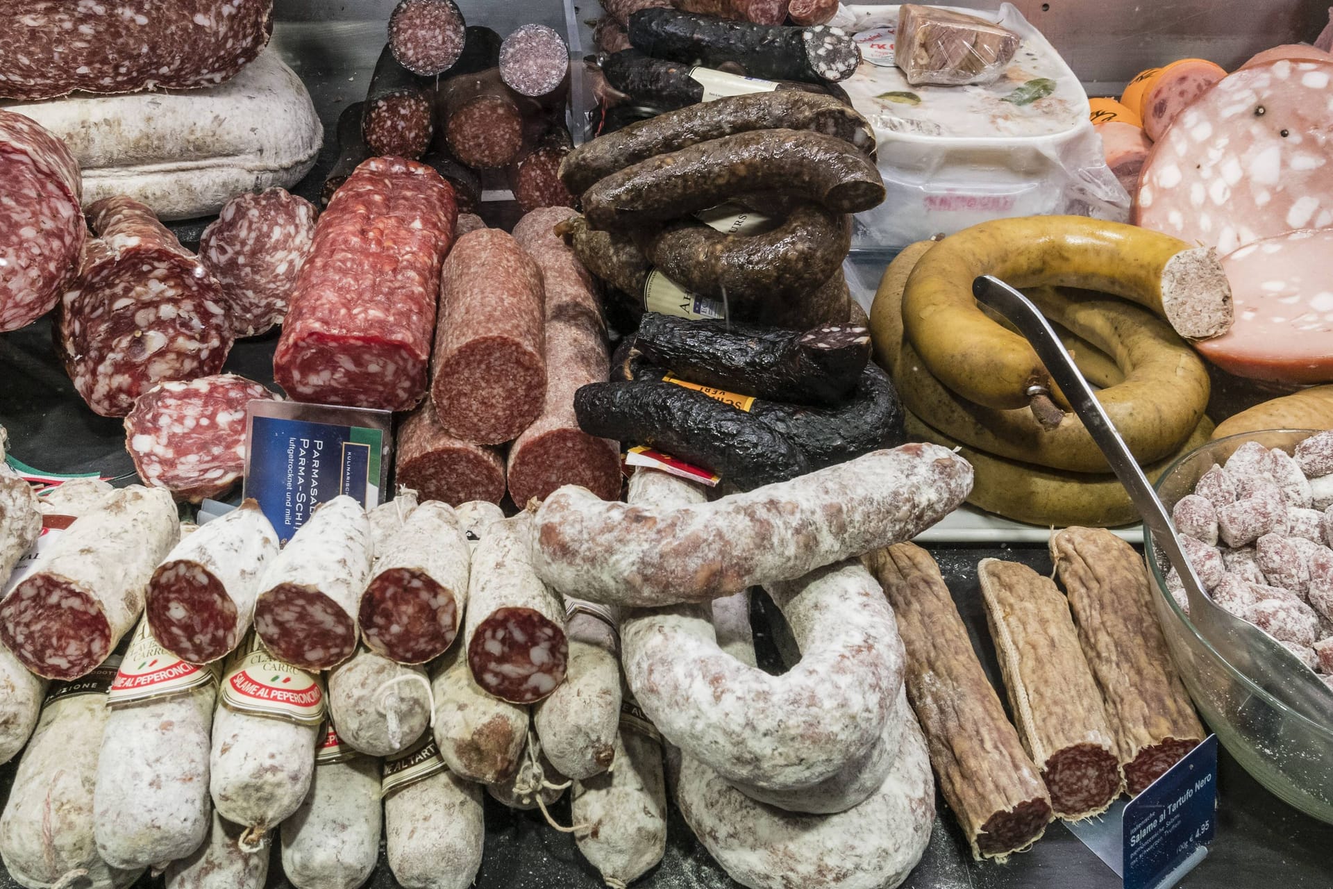 Fleischauslage in einem Supermarkt (Symbolfoto): Eine Nürnberger Wurst wird nun zurückgerufen.