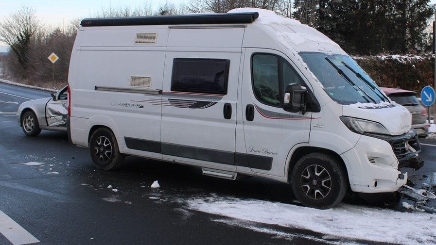 Das beschädigte Fahrzeug: Wegen Missachtung des Rotlichts, ereignete sich in Düren ein Unfall.