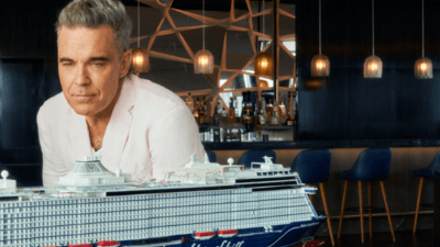 Robbie Williams wirft einen Blick auf das Model des neuen Schiffes.