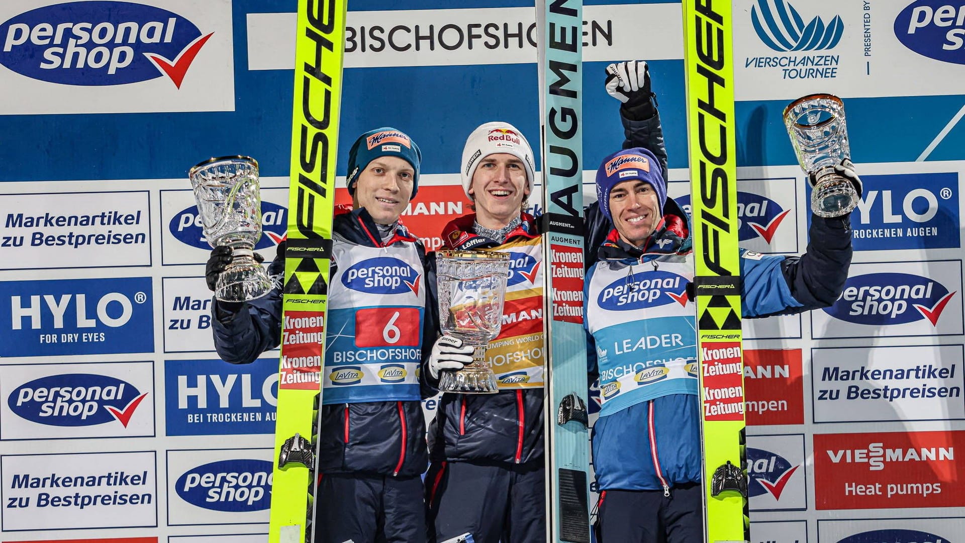 Stefan Kraft (r.) neben dem Tournee-Sieger Daniel Tschofenig (M.) und Jan Hörl (l.).