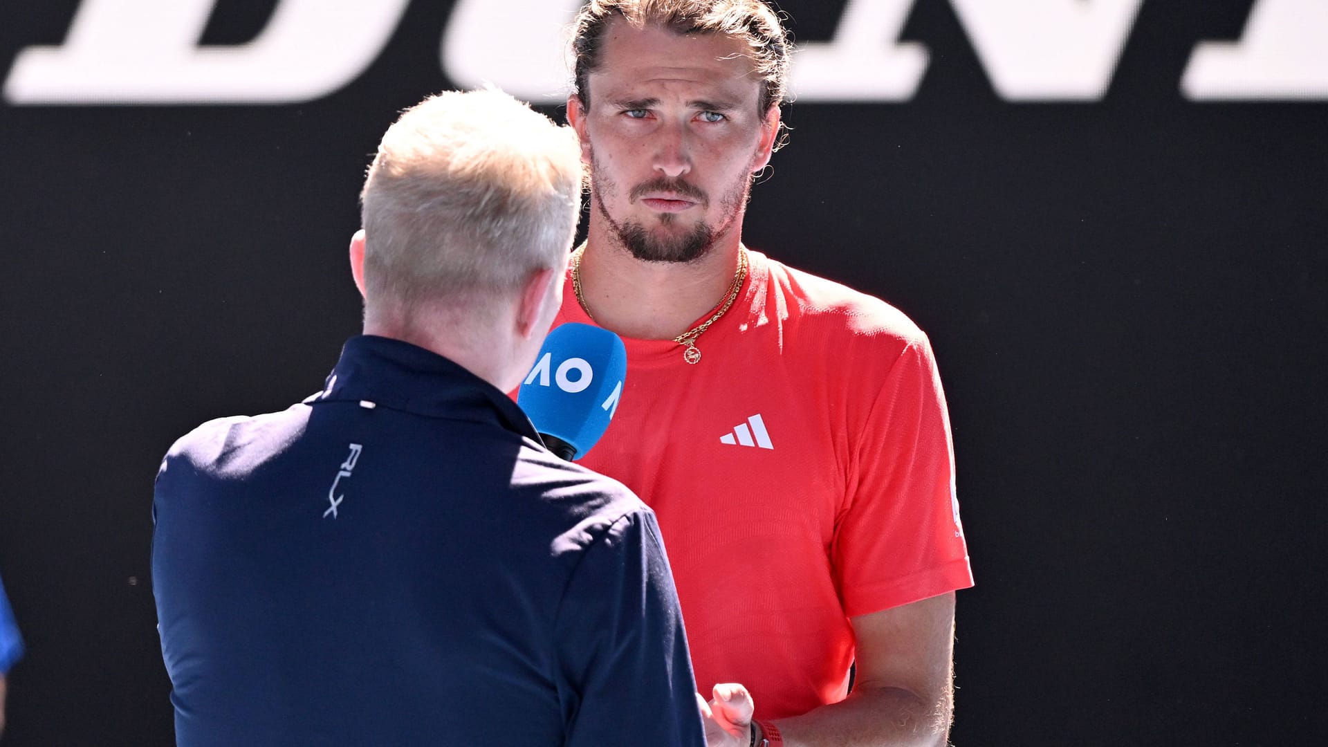 Im Interview mit Jim Courier warb Zverev nach dem Match für Verständnis für Djokovic.