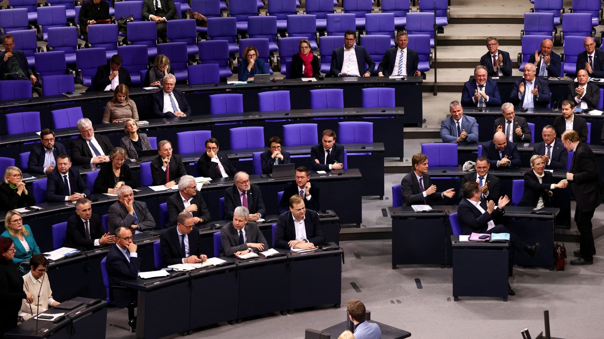 Zu später Stunde waren im Bundestag zu wenige Abgeordnete, als dass das Parlament noch beschlussfähig gewesen wäre.