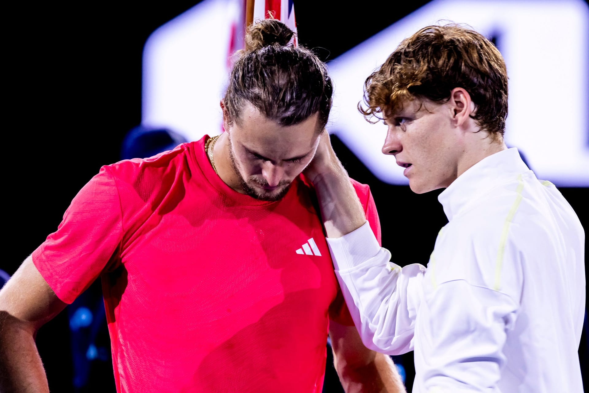 Bewegende Szenen nach dem Finale in Melbourne: Alexander Zverev wird von Jannik Sinner getröstet.