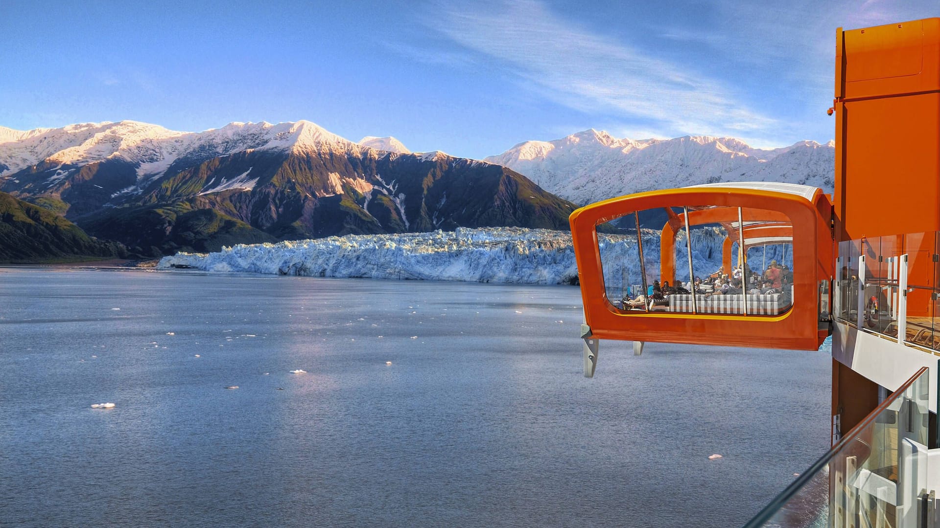 Der Magic Carpet an einem Celebrity Edge in Alaska: Auf der freischwebenden Plattform können Gäste in einer Bar die Aussicht genießen.