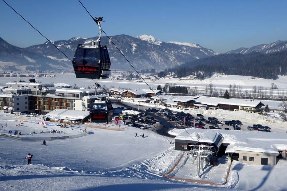 Blick auf die Talstation der Gondelbahn Eichenhof I in Tirol.