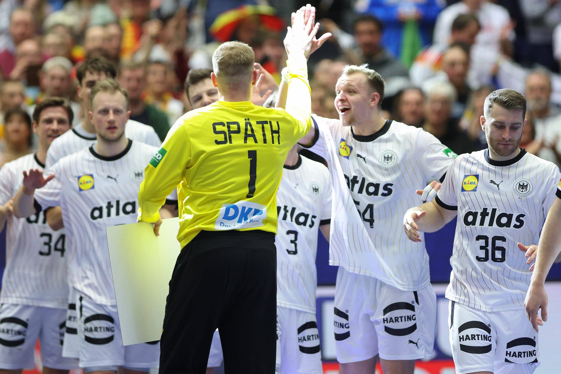 Drei Spiele, drei Siege: Mit einem 29:22-Sieg gegen Tschechien machte die deutsche Handball-Nationalmannschaft eine nach Punkteausbeute perfekte Vorrunde perfekt und nimmt so die maximal möglichen vier Punkte mit in die Hauptrunde. Dabei konnte sich das DHB-Team vor allem auf zwei überragende Jungstars verlassen. Die Einzelkritik.