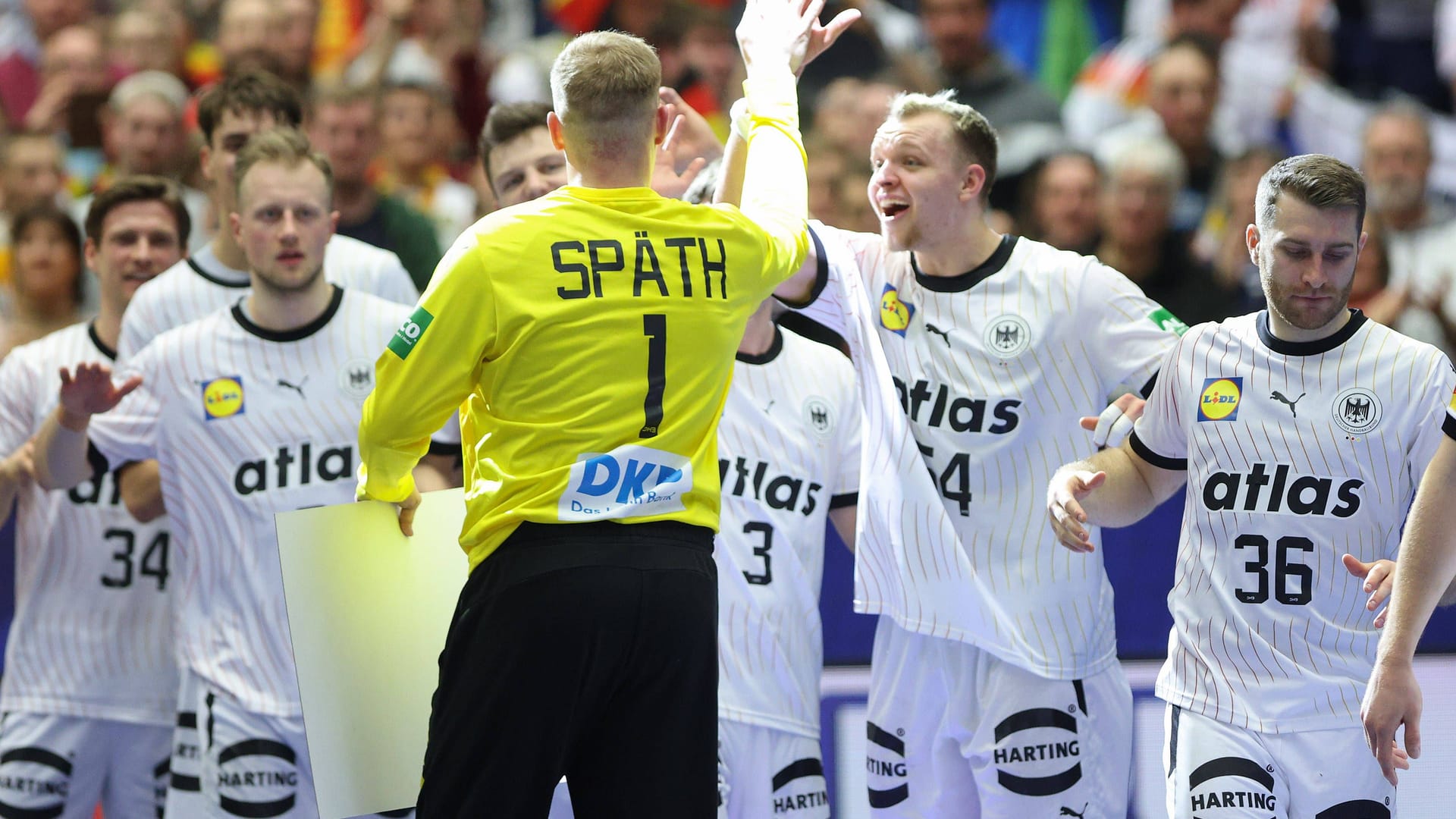 Drei Spiele, drei Siege: Mit einem 29:22-Sieg gegen Tschechien machte die deutsche Handball-Nationalmannschaft eine nach Punkteausbeute perfekte Vorrunde perfekt und nimmt so die maximal möglichen vier Punkte mit in die Hauptrunde. Dabei konnte sich das DHB-Team vor allem auf zwei überragende Jungstars verlassen. Die Einzelkritik.