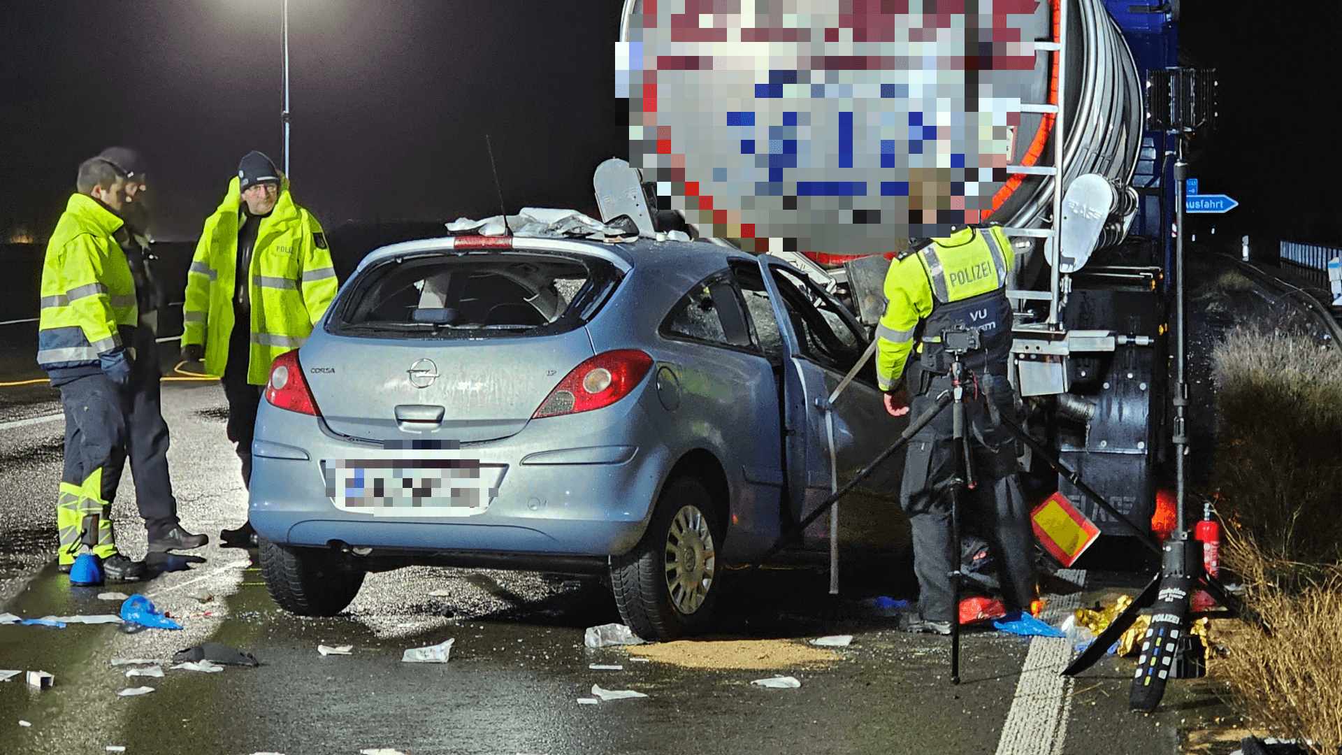 Unfallstelle am Donnerstagabend: Die Autofahrerin wurde in eine Klinik gebracht.