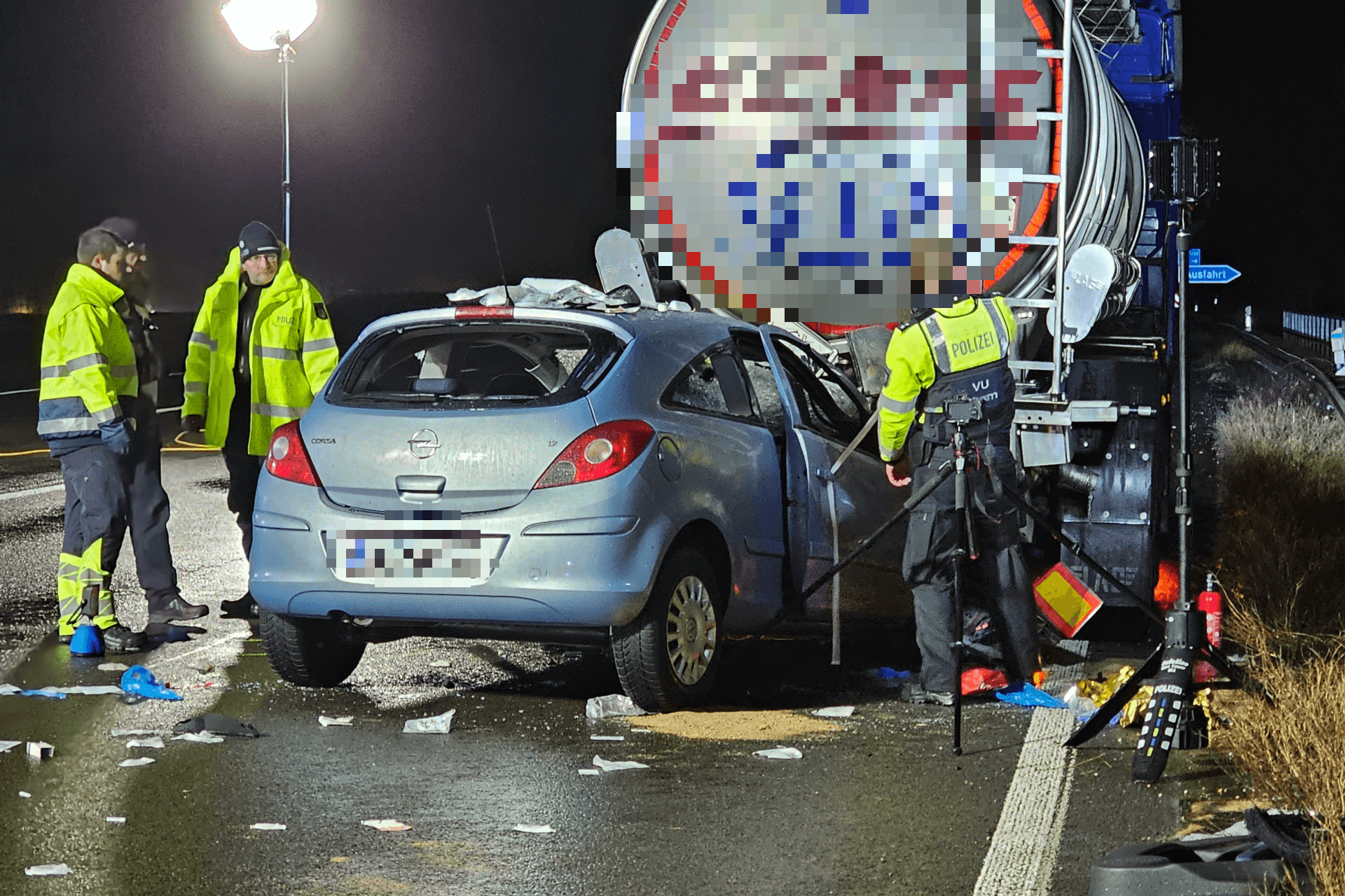 Unfallstelle am Donnerstagabend: Die Autofahrerin wurde in eine Klinik gebracht.