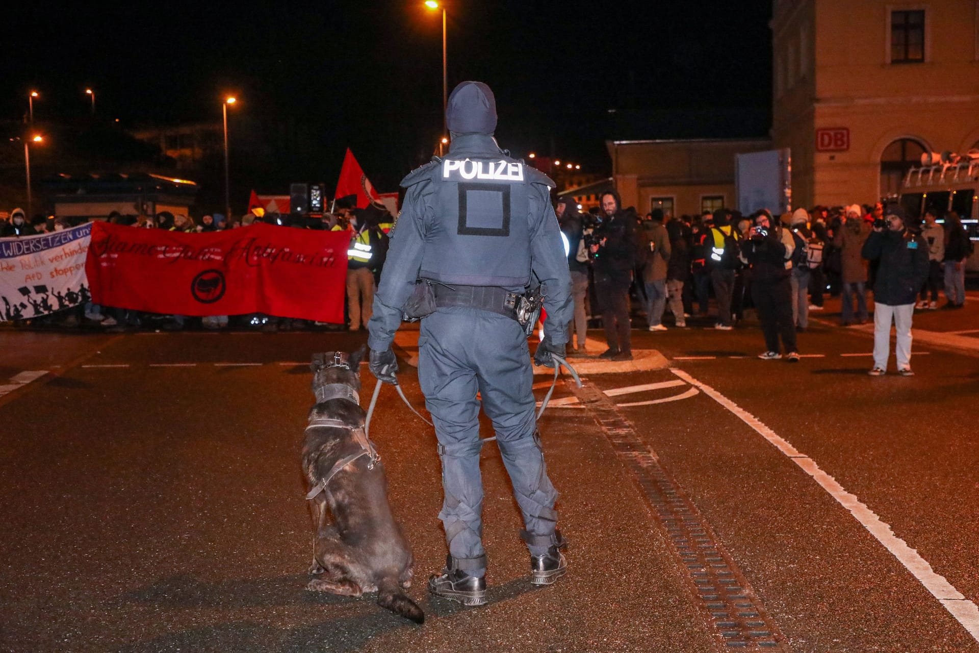 Ein Polizist mit Polizeihund am Rieaser Bahnhof (Symbolbild): Am Samstag reisten mehr als 10.000 Gegendemonstranten in die 30.000-Einwohner-Stadt.