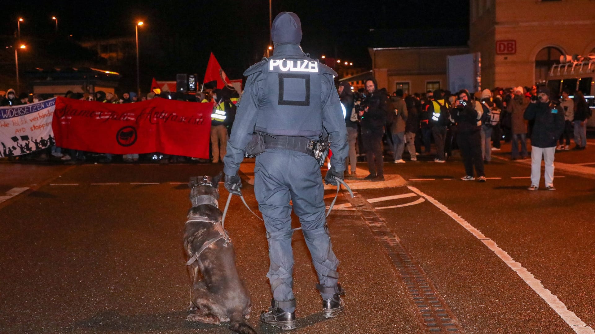 Ein Polizist mit Polizeihund am Rieaser Bahnhof (Symbolbild): Am Samstag reisten mehr als 10.000 Gegendemonstranten in die 30.000-Einwohner-Stadt.