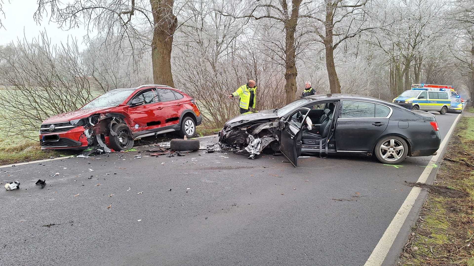 Nach dem Unfall blieb ein Trümmerfeld auf der Straße.