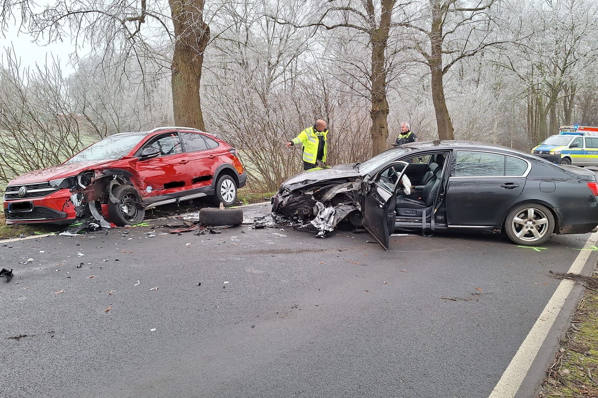 Nach dem Unfall blieb ein Trümmerfeld auf der Straße.