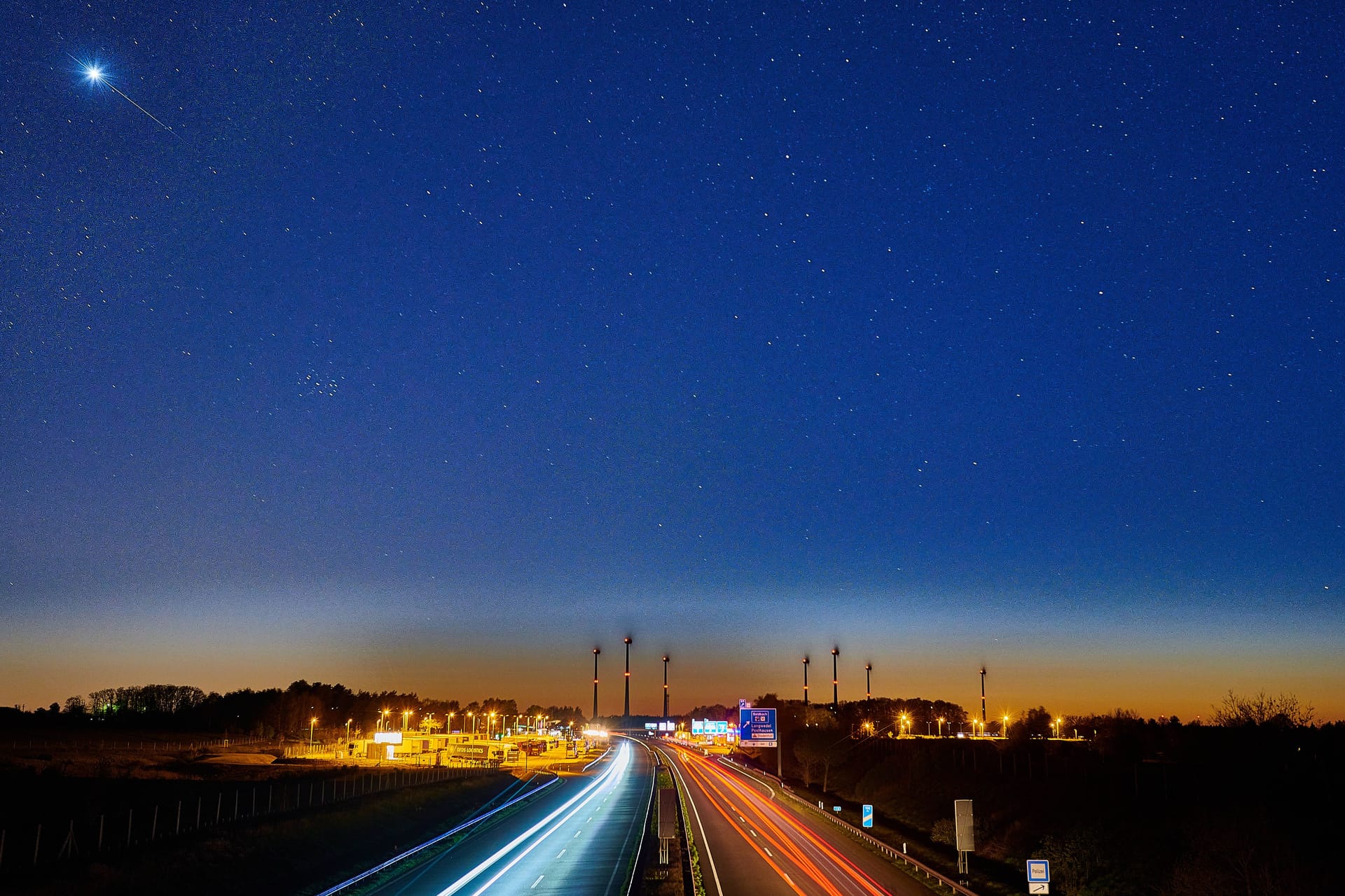 Die Autobahn-Raststätte Goldbach bei Nacht: Die A27 muss ein Wochenende lang gesperrt werden.